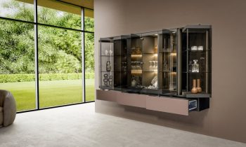 Nutzung und Design des Möbels verwandeln sich mit einem Dreh. Dank des innovativen Dreh-Schwenk-Beschlags lassen sich die seitlichen Vitrinenelemente mit einem Handgriff zu einer offenen Präsentationsfläche drehen (Bild: Hettich).