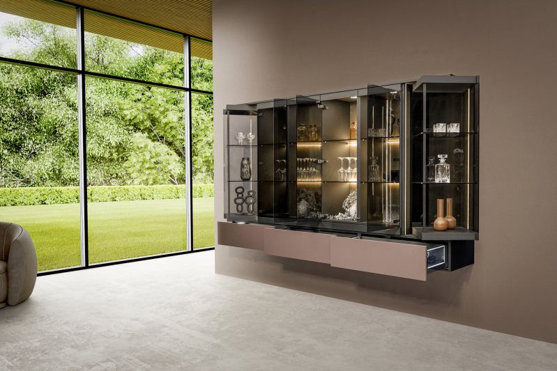 Nutzung und Design des Möbels verwandeln sich mit einem Dreh. Dank des innovativen Dreh-Schwenk-Beschlags lassen sich die seitlichen Vitrinenelemente mit einem Handgriff zu einer offenen Präsentationsfläche drehen (Bild: Hettich).