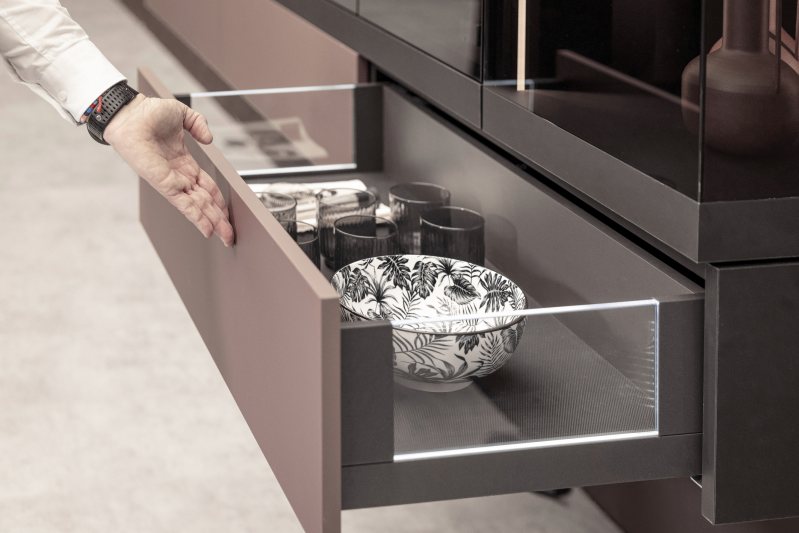 »Avantech You«-Schubkästen setzen das Konzept der wandelbaren und hochwertigen Stauraumnutzung fort: schmale Zargen, elegante Glasinlays mit akzentuierender Beleuchtung und griffloser Öffnungskomfort (Bild: Hettich).