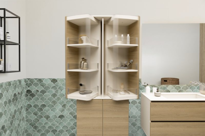 Mit nur einem Handgriff transformiert sich der geschlossene Schrank per Drehung in einen bequem zugänglichen Stauraum – ohne Türen, die im Weg stehen (Bild: Hettich).