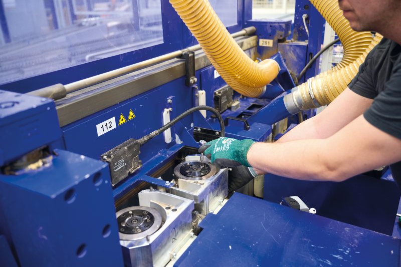 Mithilfe eines Inbusschlüssels und einer kleinen Drehung wird der neue und scharfe Schneidenbereich am Fräser eingestellt. Daraus resultieren minimaler Maschinenstillstand, maximale Werkzeugnutzung und bestmögliche Produktqualität (Bild: Leuco).