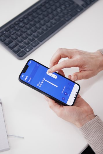 Für Nutzer eines Bedienelements mit Display ist die Steuerung der Tischhöhe mit jedem iOS- oder Android-Smartphone möglich (Bild: Linak).