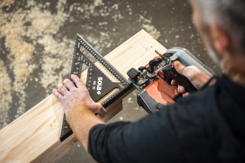 Dank der robusten Kante kann der Sparrenwinkel »RS« auch als Sägeführung verwendet werden (Bild: Sola).