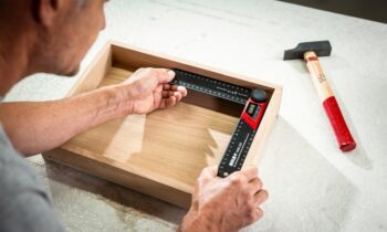 Der digitale Winkelmesser misst Innen- und Außenwinkel mit einer Genauigkeit von ±0,3 Grad (Bild: Sola)