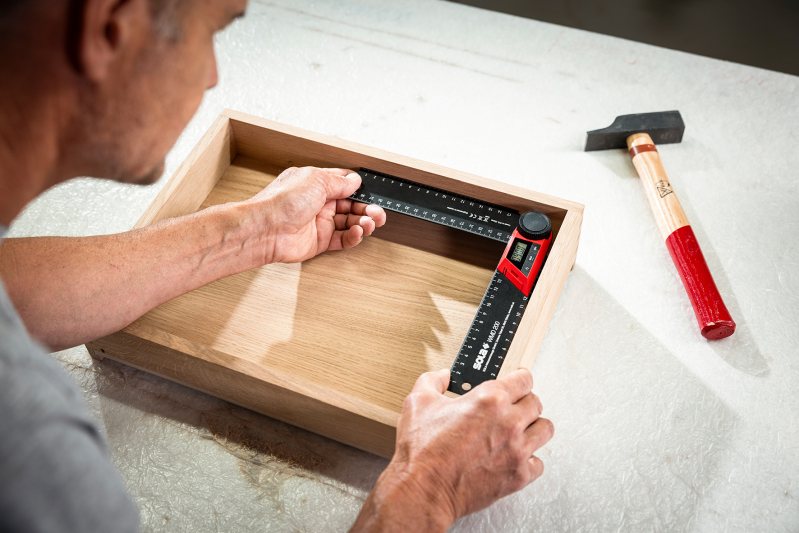 Der digitale Winkelmesser misst Innen- und Außenwinkel mit einer Genauigkeit von ±0,3 Grad (Bild: Sola)