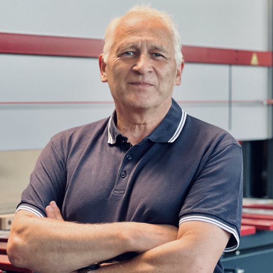 Inhaber Markus Stoll berichtet von den Herausforderungen im Sondermaschinenbau (Bild: Stoll).