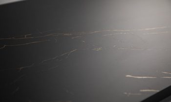 Die neue Oberfläche »Perfectsense Ambiance F199 Marble schwarz« verfügt über raffinierte goldene Adereinschlüsse, eine supermatte Oberfläche und die bewährte Anti-Fingerprint-Eigenschaft. Die partiellen Glanzeffekte sind synchron auf das Dekorbild abgestimmt (Bild: Egger).
