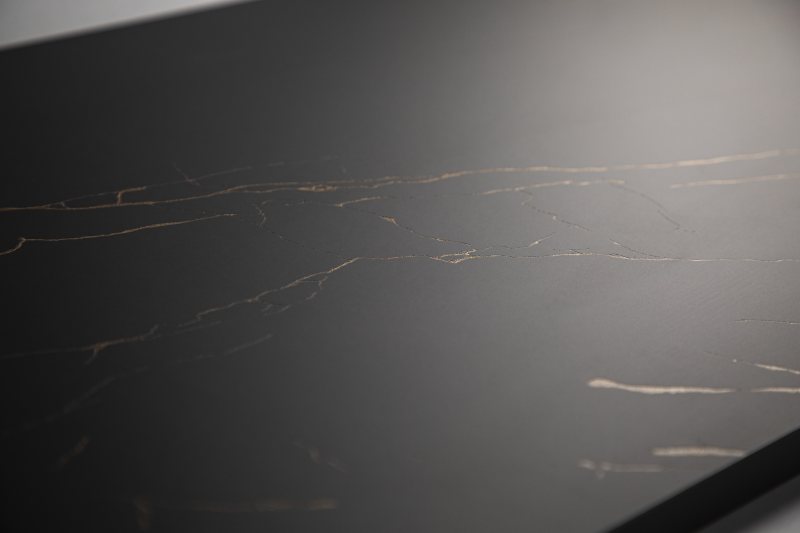 Die neue Oberfläche »Perfectsense Ambiance F199 Marble schwarz« verfügt über raffinierte goldene Adereinschlüsse, eine supermatte Oberfläche und die bewährte Anti-Fingerprint-Eigenschaft. Die partiellen Glanzeffekte sind synchron auf das Dekorbild abgestimmt (Bild: Egger).