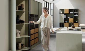 Zur Interzum 2025 zeigt Hettich, wie mit wandelbaren Möbelwelten Transformation zum emotionalen Erlebnis wird (Bild: Hettich).