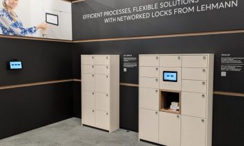 Sichere Aufbewahrung und zeitflexible Übergabe – das ermöglicht die »Pickup-Station« auf der Interzum 2025 (Bild: Lehmann).