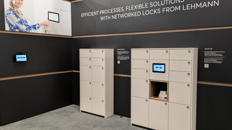 Sichere Aufbewahrung und zeitflexible Übergabe – das ermöglicht die »Pickup-Station« auf der Interzum 2025 (Bild: Lehmann).