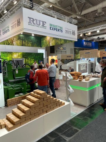 Die »Briquetting Experts« Ruf Maschinenbau und C.F. Nielsen zeigen, wie sich Holzreste in beliebigen Mengen optimal wiederverwerten lassen (Bild: Ruf).