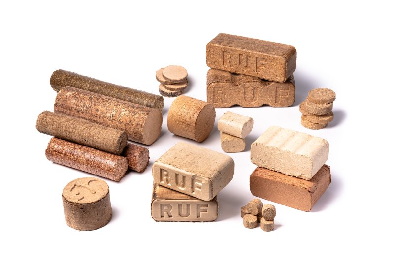 Beispiele für die Briekettierung von Holzresten (Bild: Ruf).