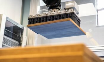 Das »Solution Kit ivos Wood« übernimmt monotone Tätigkeiten und entlastet die Belegschaft (Bild: J. Schmalz GmbH).