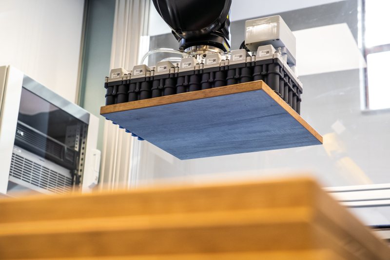 Das »Solution Kit ivos Wood« übernimmt monotone Tätigkeiten und entlastet die Belegschaft (Bild: J. Schmalz GmbH).