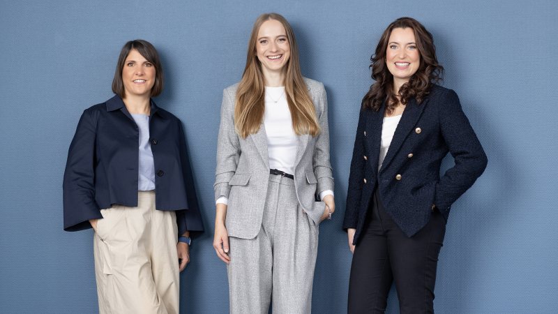 Das Team ist verantwortlich für den »Trendservice Colour Road« und den jährlich erscheinenden Trendreport, v. l.: Verena Mundle, Annalena Doppler und Clarissa Blüm (Bild: Renolit).