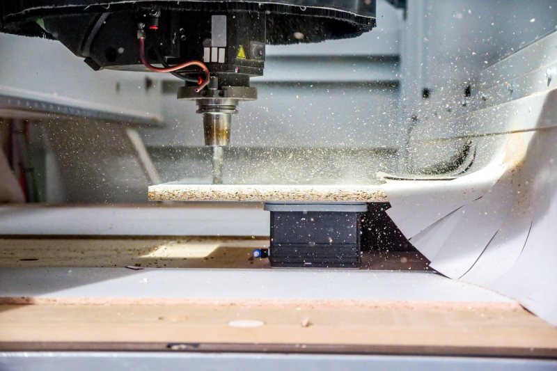 Dieser neue Blocksauger fixiert Massivholz bei anspruchsvollen Anwendungen auf Nestingtischen durch den einteiligen Aufbau und den zusätzlichen Vakuumanschluss (Bild: Schmalz).
