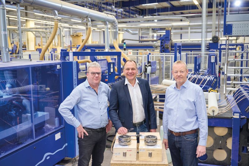 Stolz auf Werkzeug und Bearbeitungsergebnis (v. l.): Holger Gierth, Betriebsleiter Ballerina Küchen, Heiko Ellersiek Geschäftsführer Ballerina Küchen und Michael Koch, Key Account Manager bei Leuco (Bild: Leuco).