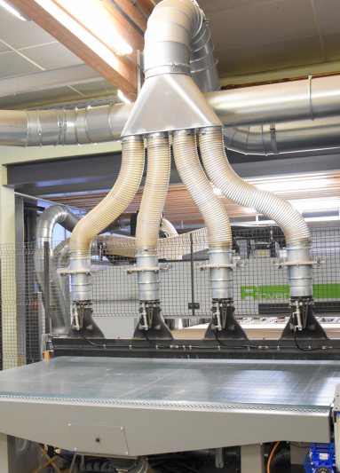 Sind die Platten von der CNC fertig bearbeitet, werden sie beim Herausschieben von der Absaugung mit Bürsten gereinigt (Bild: Scheuch Ligno).