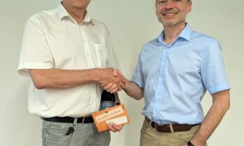 Der Leiter des Studiengangs Innenausbau, Professor Rolf Staiger (li.), mit seinem Nachfolger Professor Benno Eierle (Bild: Jochen Frohwein).