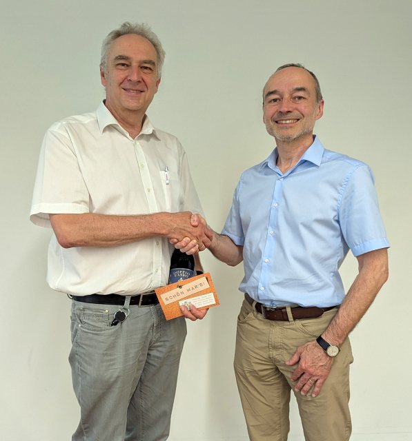 Der Leiter des Studiengangs Innenausbau, Professor Rolf Staiger (li.), mit seinem Nachfolger Professor Benno Eierle (Bild: Jochen Frohwein).