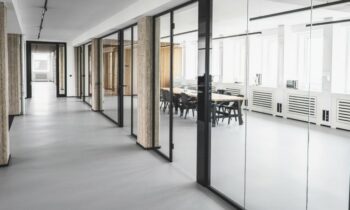 Das Aluminium-Trennwandsystem ist eine durchdachte, wirtschaftliche und ästhetisch ansprechende Lösung (Bild: Imbusch Systemmöbel).