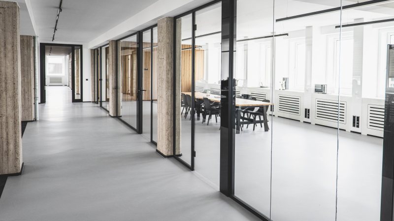 Das Aluminium-Trennwandsystem ist eine durchdachte, wirtschaftliche und ästhetisch ansprechende Lösung (Bild: Imbusch Systemmöbel).