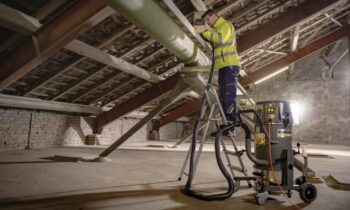 Der robuste Industriesauger nimmt brennbare und nicht brennbare Stäube auf und arbeitet dabei verhältnismäßig leise (Bild: Kärcher).