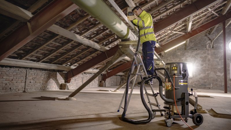 Der robuste Industriesauger nimmt brennbare und nicht brennbare Stäube auf und arbeitet dabei verhältnismäßig leise (Bild: Kärcher).