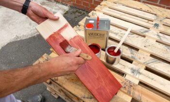 Mit der Kombination von Hartöl und einem farbigen Standöl können Holzoberflächen farbig gestaltet werden (Bild: Kreidezeit Naturfarben).