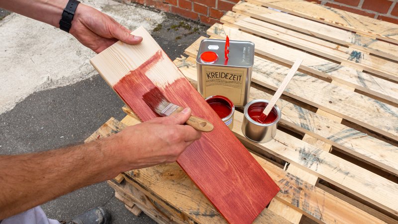 Mit der Kombination von Hartöl und einem farbigen Standöl können Holzoberflächen farbig gestaltet werden (Bild: Kreidezeit Naturfarben).