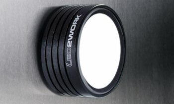 Klein, robust, leistungsstark: kompakte Maschinenleuchte mit fokussiertem Licht für den Einsatz direkt am Werkstück (Bild: LED2WORK).