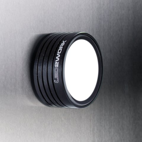 Klein, robust, leistungsstark: kompakte Maschinenleuchte mit fokussiertem Licht für den Einsatz direkt am Werkstück (Bild: LED2WORK).