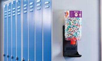 Der Gehörschutzspender ist dank starkem Magneten einfach montierbar (Bild: Moldex).