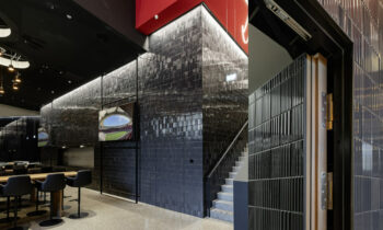 In der MHP Arena wurden auch großformatige Türen mit veredelten Metall- oder Keramikoberflächen verbaut (Bilder: neuformtür).