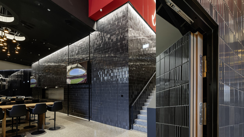 In der MHP Arena wurden auch großformatige Türen mit veredelten Metall- oder Keramikoberflächen verbaut (Bilder: neuformtür).