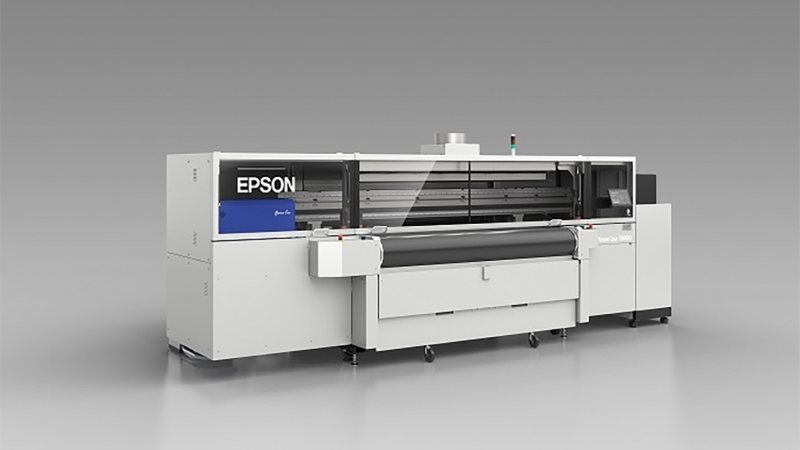 Mithilfe einer Recyclingeinheit senkt der neue industrielle Textildrucker den Wassereinsatz um bis zu 90 % (Bild: Epson).