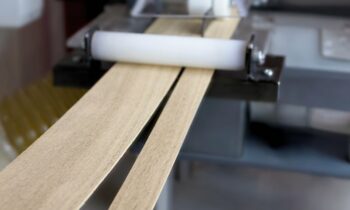 Furniere selbst zuzuschneiden, kostet Zeit. Der neue Auftrennservice für Furnierkanten ist hierfür eine schnelle und hochwertige Lösung (Bild: Ostermann).