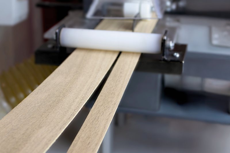 Furniere selbst zuzuschneiden, kostet Zeit. Der neue Auftrennservice für Furnierkanten ist hierfür eine schnelle und hochwertige Lösung (Bild: Ostermann).