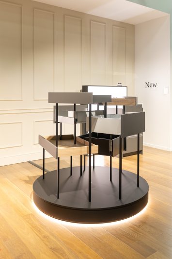 Alle möglichen Designvarianten können vom Fachhandel an dem speziell konzipierten Exponat entdeckt werden (Bild: Hettich).