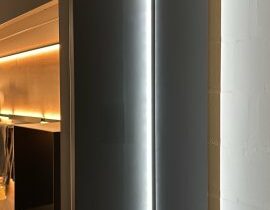 Die neue Profilvariante ermöglicht stimmungsvolles Ambiente-Licht ohne geteilte Rückwand (Bild: Elektra).