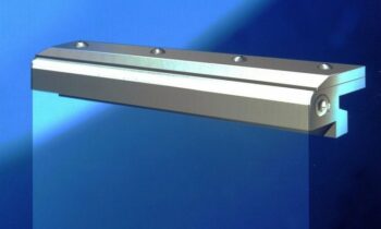 Die pneumatische Kaltluftgardine wird unter anderem als unsichtbare Schutzbarriere vor Hitze, Rauch und Ruß eingesetzt (Bild: Kager).