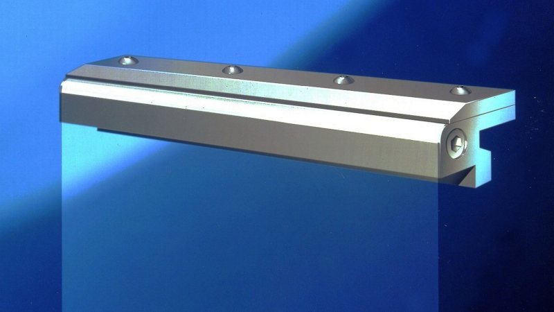 Die pneumatische Kaltluftgardine wird unter anderem als unsichtbare Schutzbarriere vor Hitze, Rauch und Ruß eingesetzt (Bild: Kager).