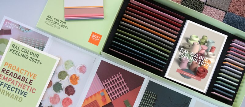 Die Musterkollektion materialisiert das Konzept der Trendfarben in der praktischen Anwendung (Bild: RAL).