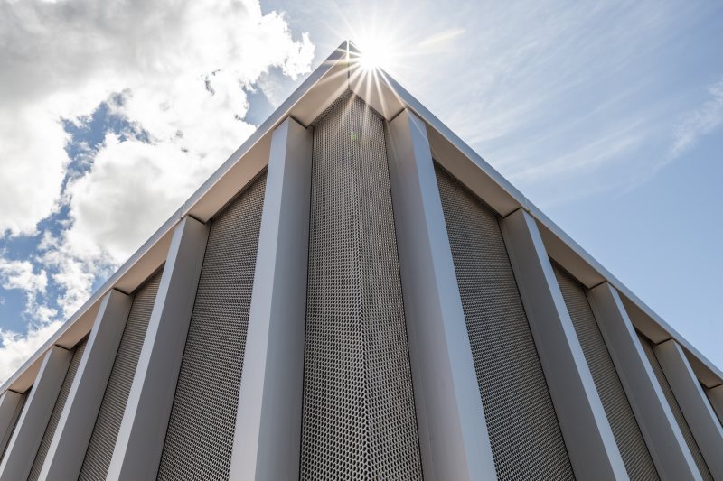 Konstruktiver Fassadenabschluss nach oben mit Lochblech, Eckausbildung im Detail (Bild: Schäfer).