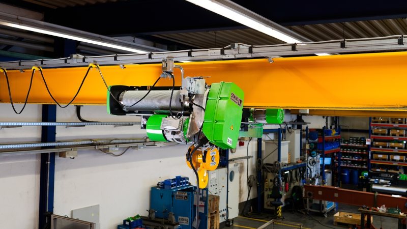 Der Seilzug in einer typischen industriellen Anwendungsumgebung (Bild: Stahl CraneSystems).