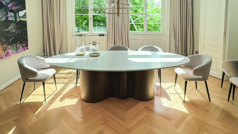 Für den individuellen Esszimmertisch wurde sogar der Verlauf der Maserung eng mit dem Kunden abgestimmt (Bild: Varicor).
