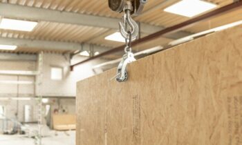 Der neue Kranplattenheber trägt z. B. Holzplatten bis zu einem Gewicht von 130 kg (Bild: Zieker).