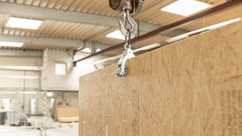 Der neue Kranplattenheber trägt z. B. Holzplatten bis zu einem Gewicht von 130 kg (Bild: Zieker).