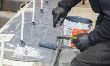 Der weiterentwickelte Flüssigkunststoff lässt sich einfacher verarbeiten (Bild: Bauder).